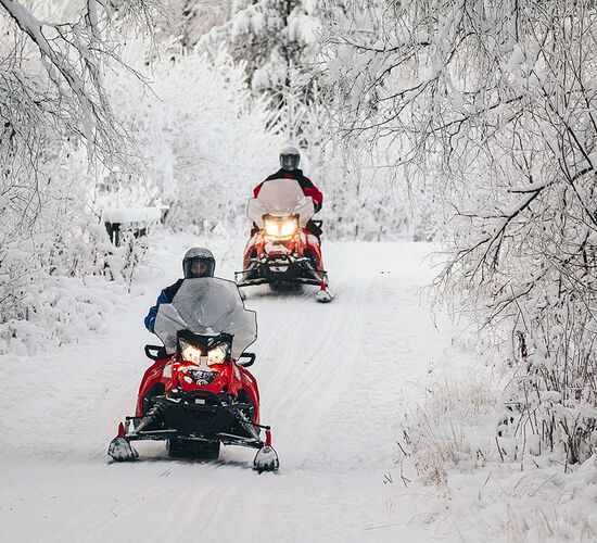 Schneemobiltour zum Dorf des Weihnachtsmannes © apukka resort