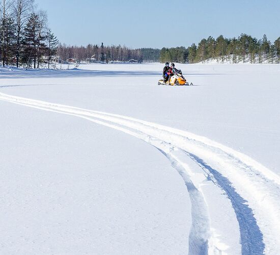 Lange Schneemobiltour © saija