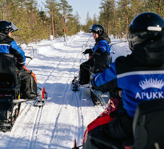 Schneemobiltour zum Dorf des Weihnachtsmannes © apukka resort