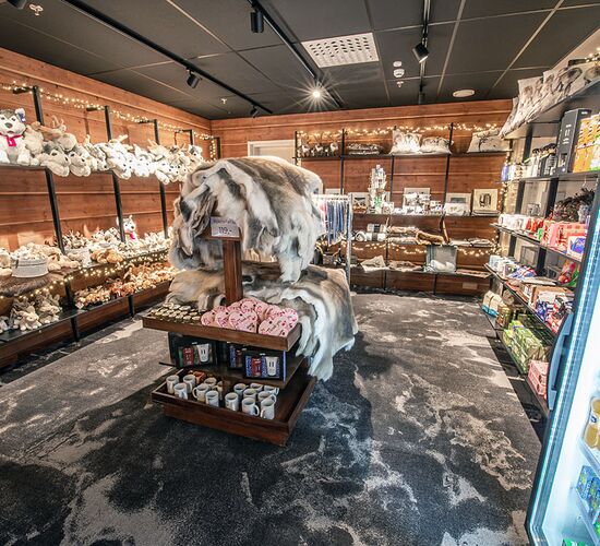 Luxus pur mit Huskys und Rentieren © isosyoete