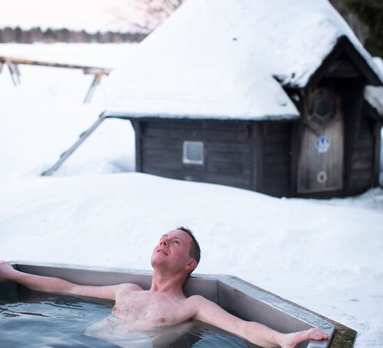 Private sauna session with outdoor hot tub © kukkolaforsen