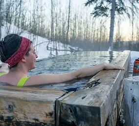 Mit Huskies zu Alaskas heißen Quellen © arctic dog adventure co