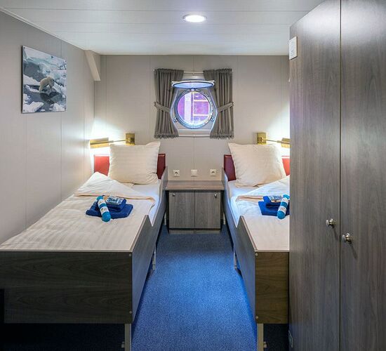Twin cabin with porthole © ship plancius