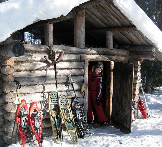 Leihgebühr für Schneeschuhe oder Langlaufskiausrüstung © saija