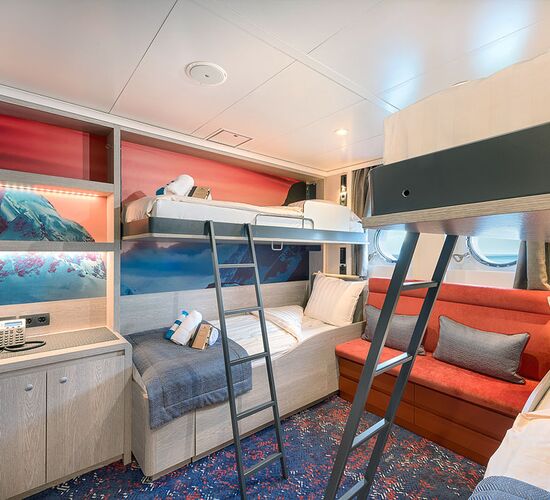 Four-person cabin with portholes © ship hondius