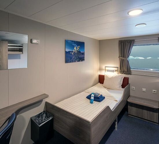 Twin cabin with window © ship plancius