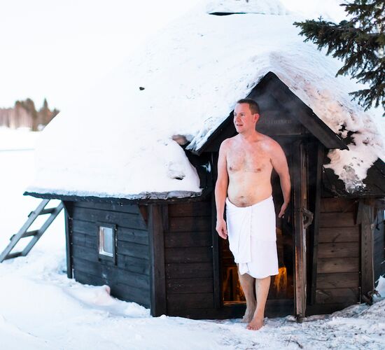Private sauna session with outdoor hot tub © kukkolaforsen